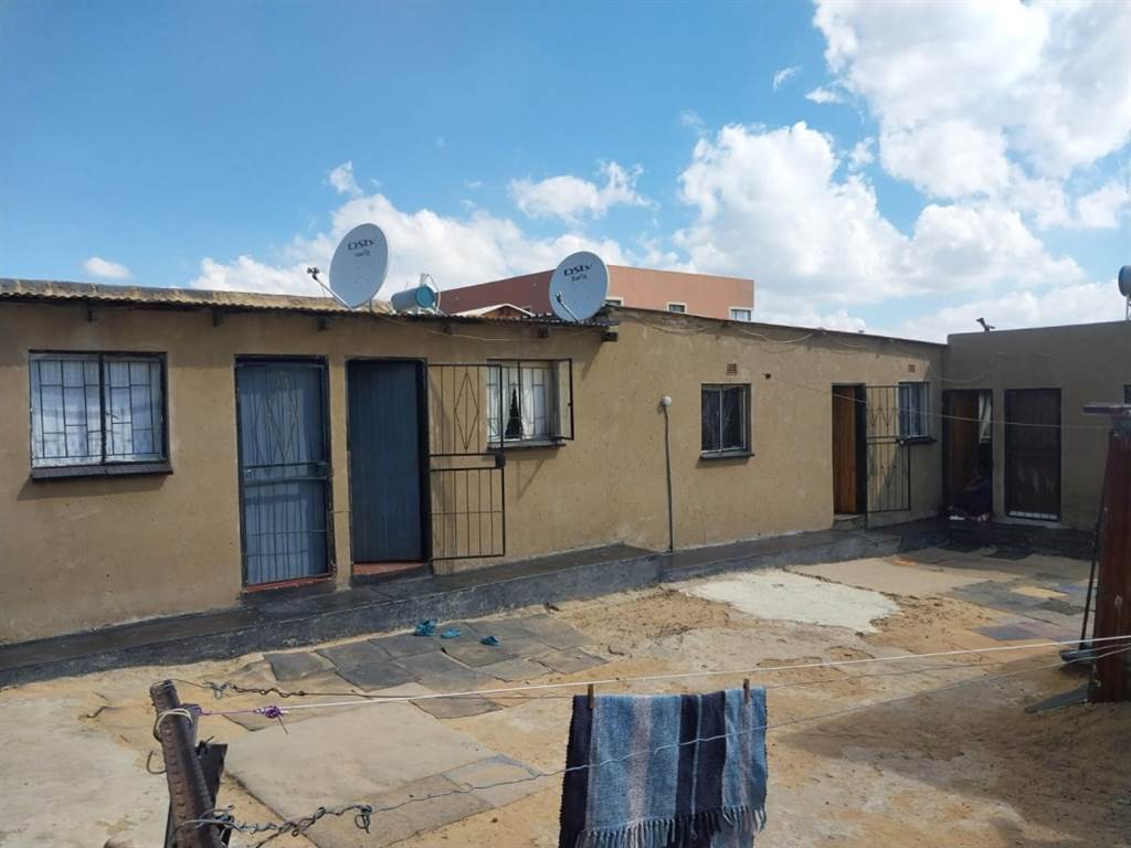 5 Bed House in Tembisa photo number 2