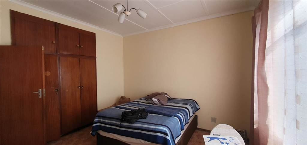 2 Bed Apartment in Witbank Central photo number 14