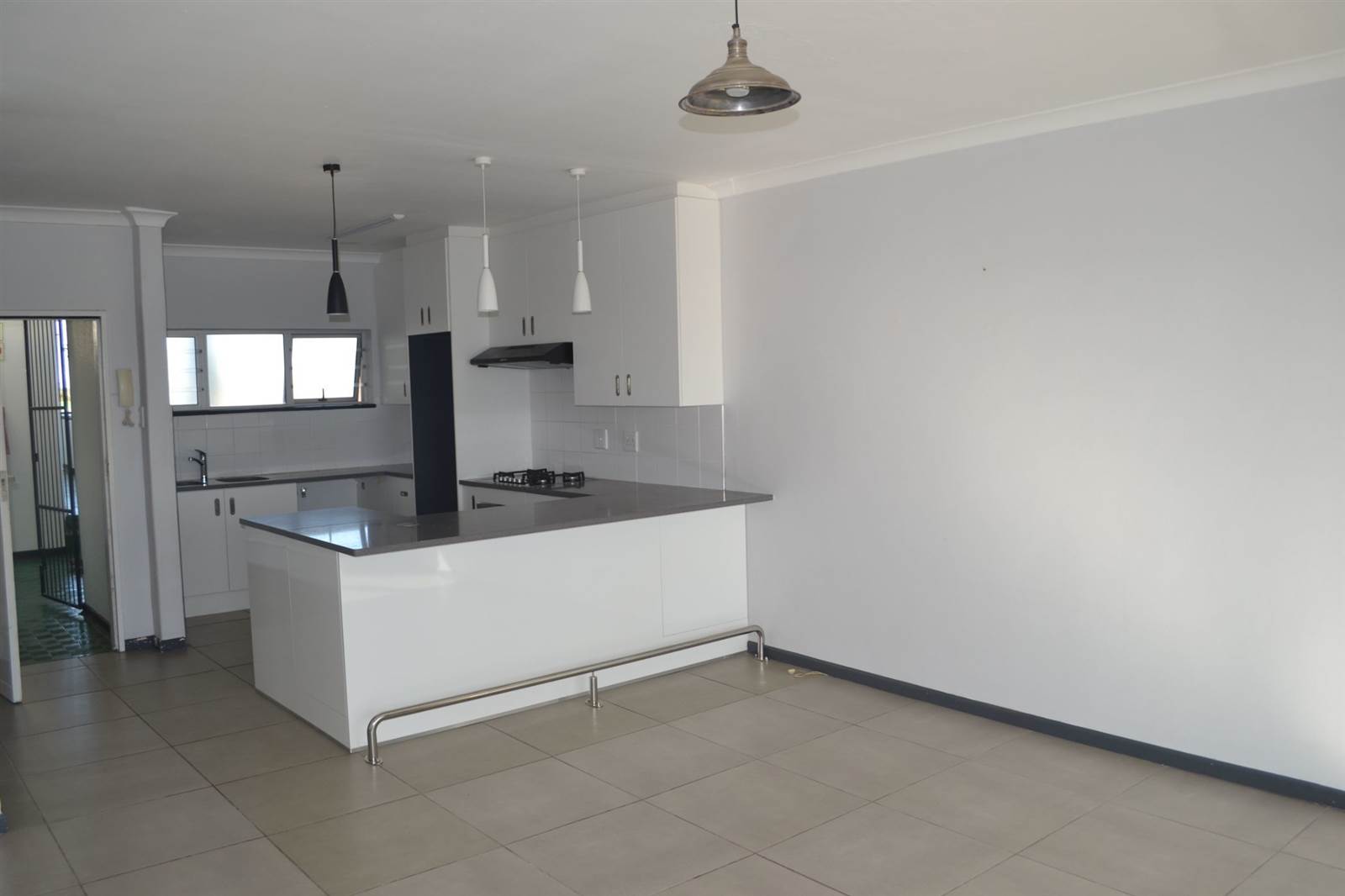 3 Bed Apartment in Humewood photo number 4