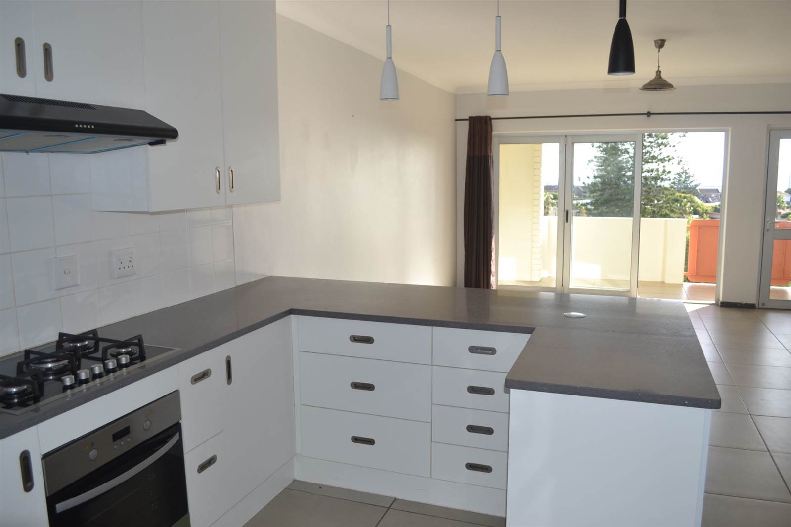 3 Bed Apartment in Humewood photo number 3