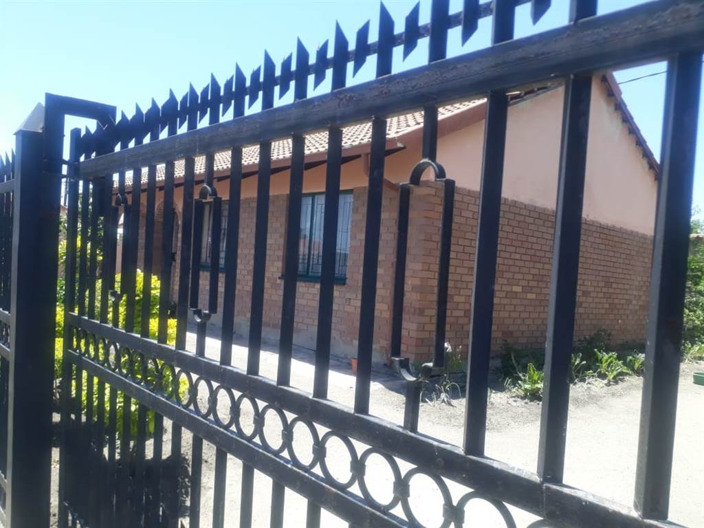 3 Bed House in Boitekong photo number 4