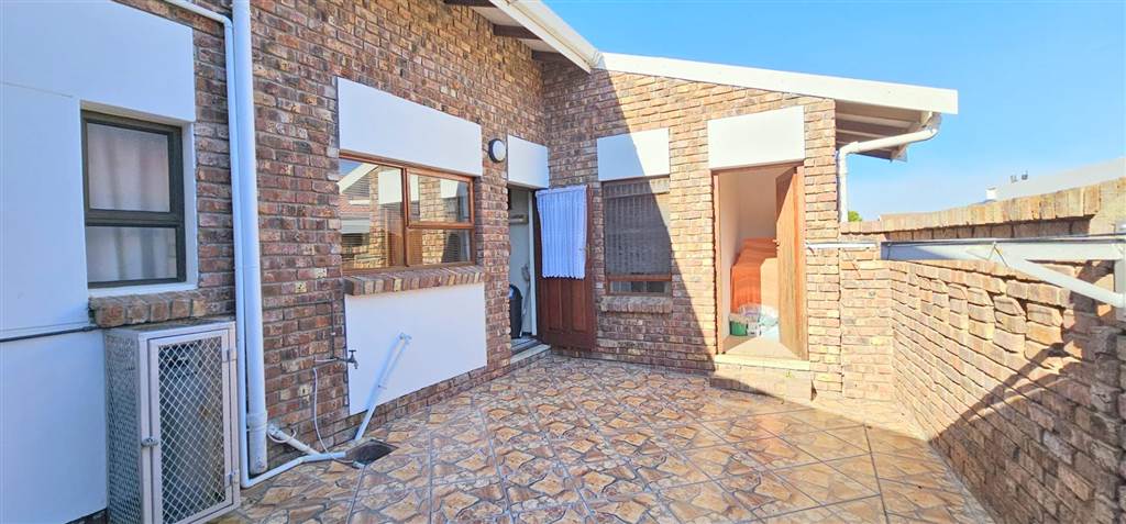 3 Bed Townhouse in Hartenbos photo number 22