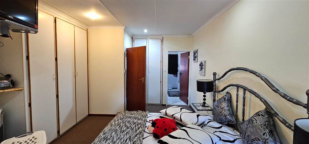 3 Bed Townhouse in Hartenbos photo number 17