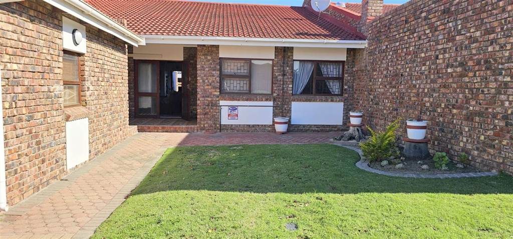 3 Bed Townhouse in Hartenbos photo number 1