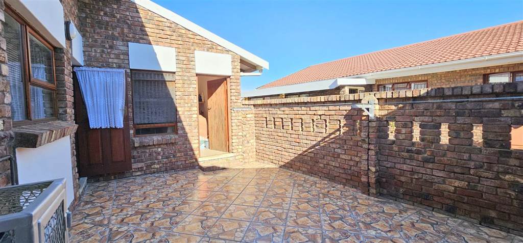 3 Bed Townhouse in Hartenbos photo number 21
