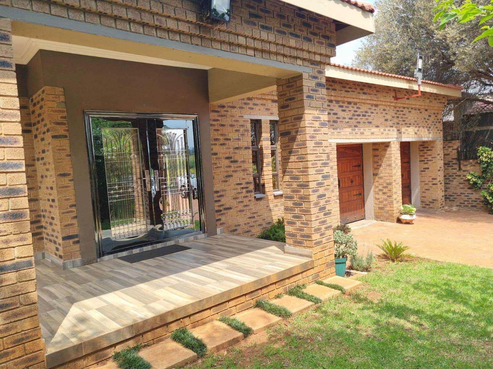 4 Bed House in Soweto Central photo number 3