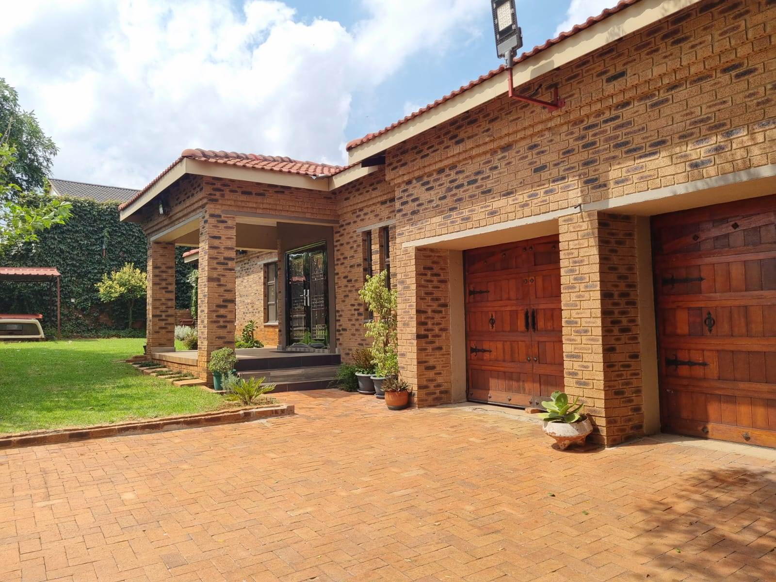 4 Bed House in Soweto Central photo number 1