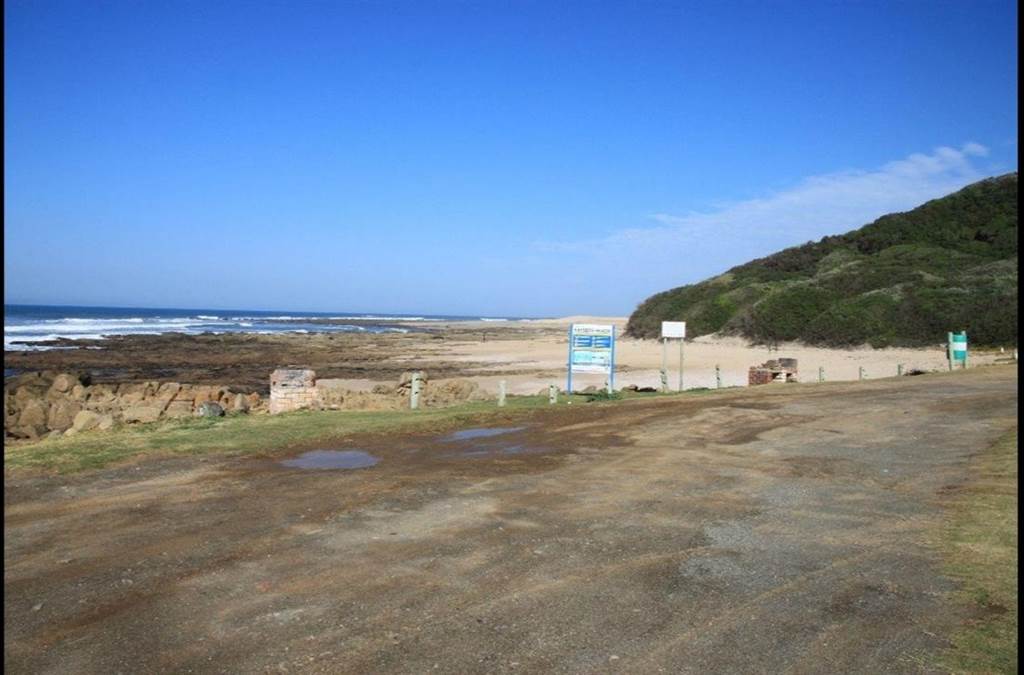 835 m² Land available in Kaysers Beach photo number 2
