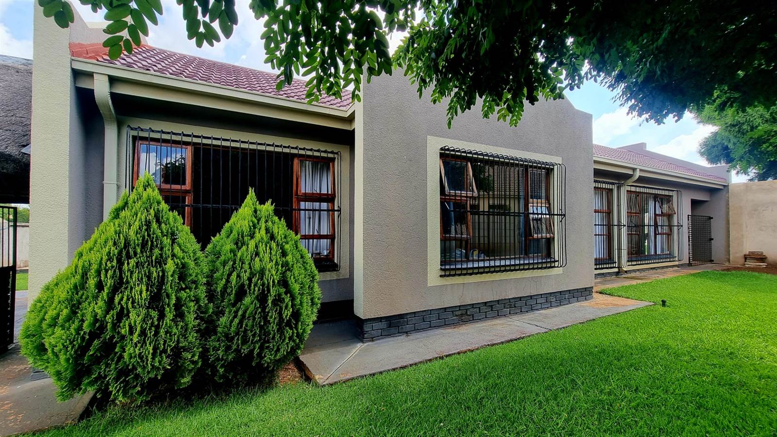 2 Bed Townhouse in Ventersdorp photo number 1