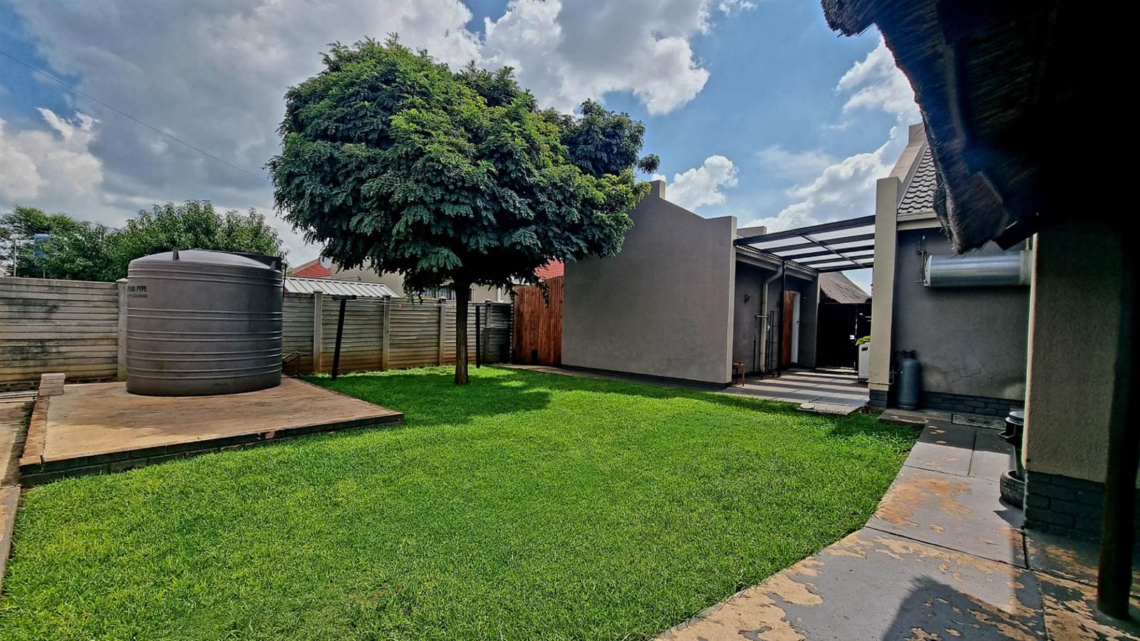 2 Bed Townhouse in Ventersdorp photo number 9