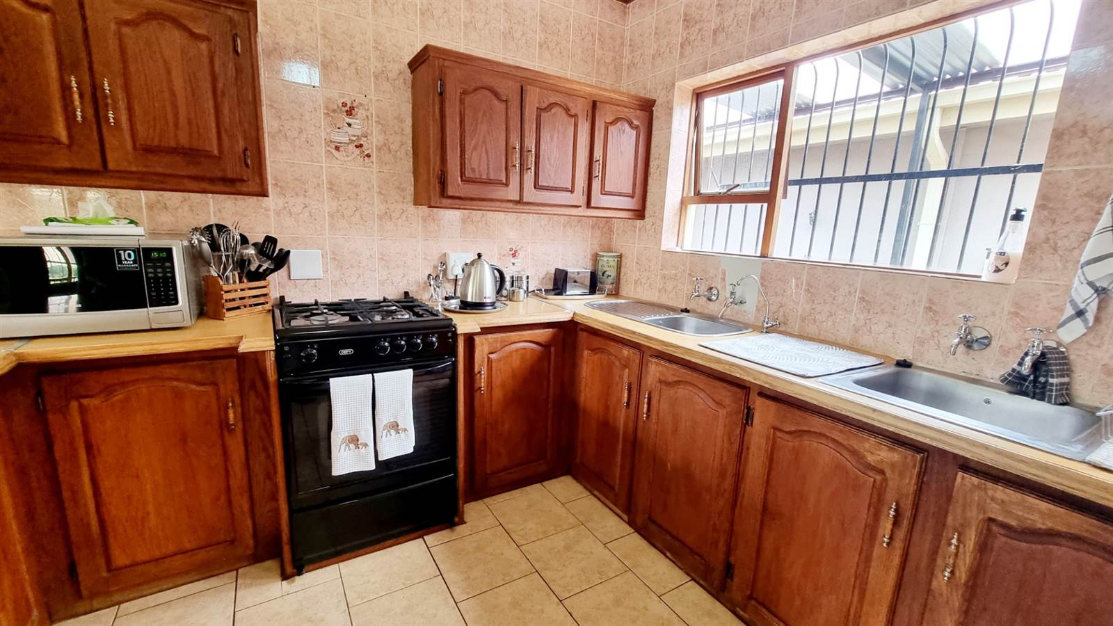 2 Bed Townhouse in Ventersdorp photo number 16