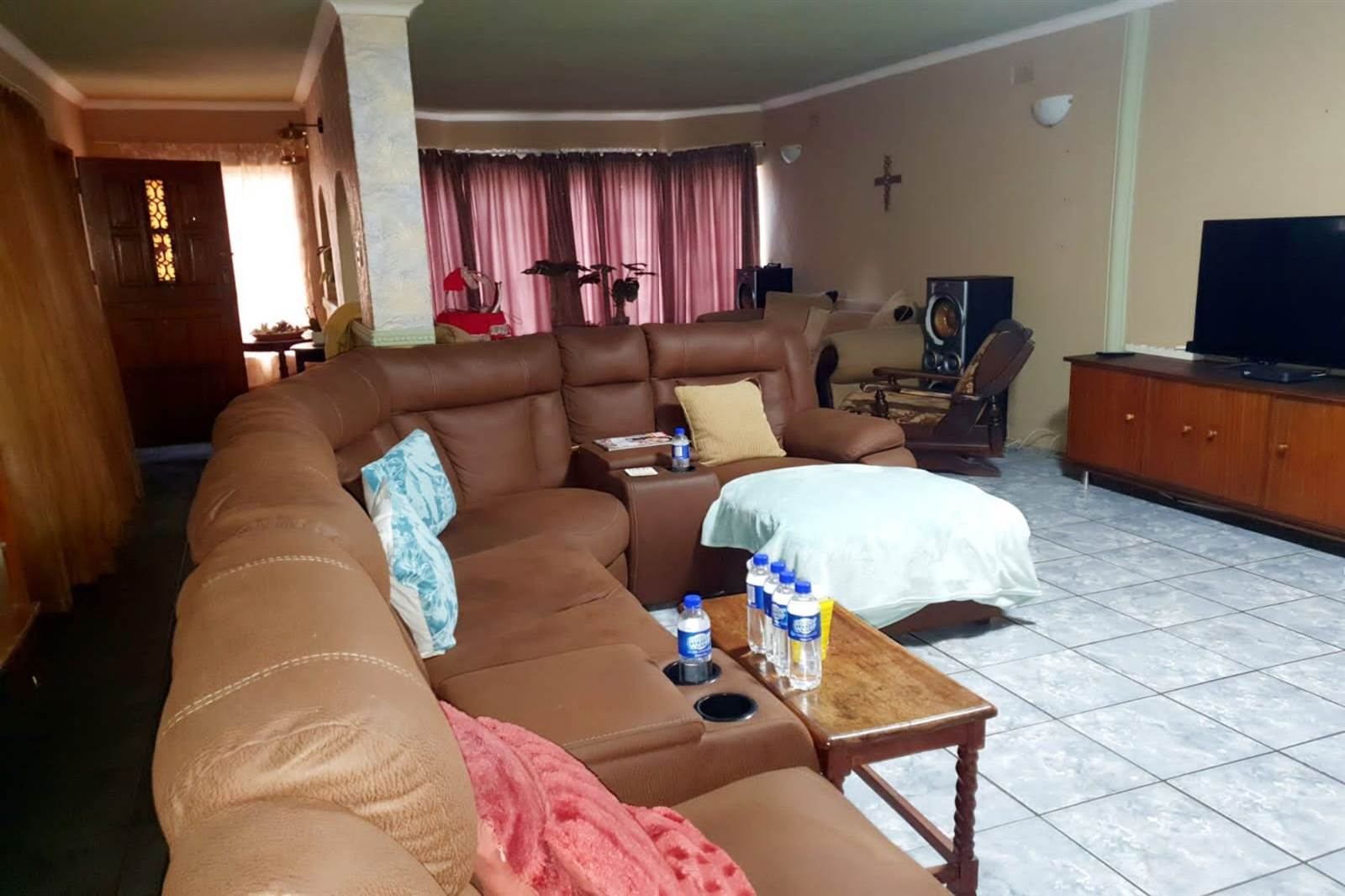 6 Bed House in Witbank Central photo number 12