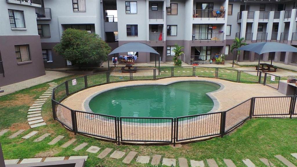 2 Bed Apartment in Hoedspruit photo number 2