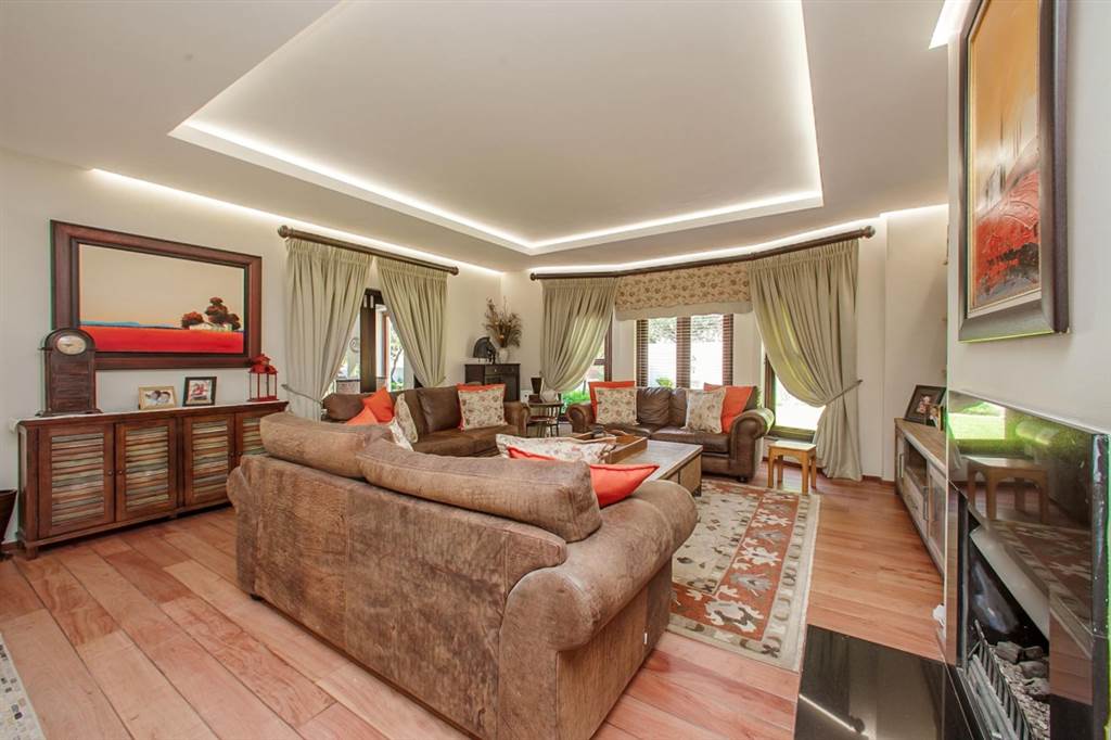 6 Bed House in Dainfern Golf Estate photo number 5