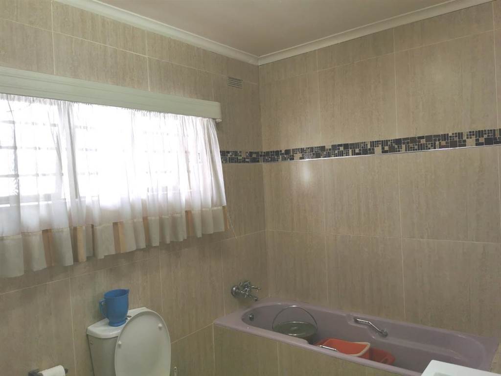 4 Bed House in Parow photo number 11