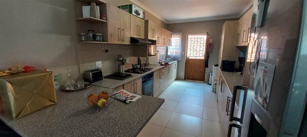 2 Bed Townhouse in Kimberley photo number 5
