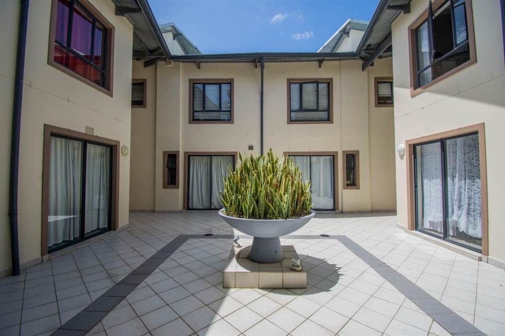 2 Bed Apartment in Somerset West Central photo number 2