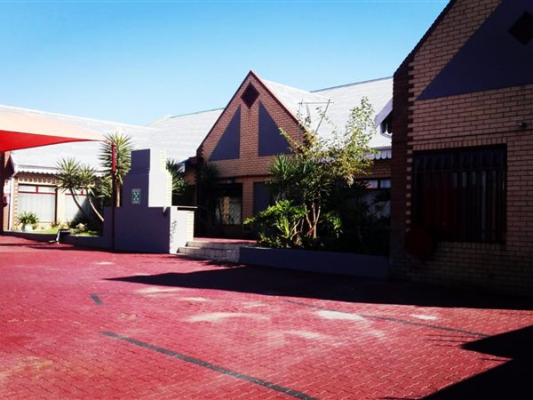 26 Bed House in Newlands