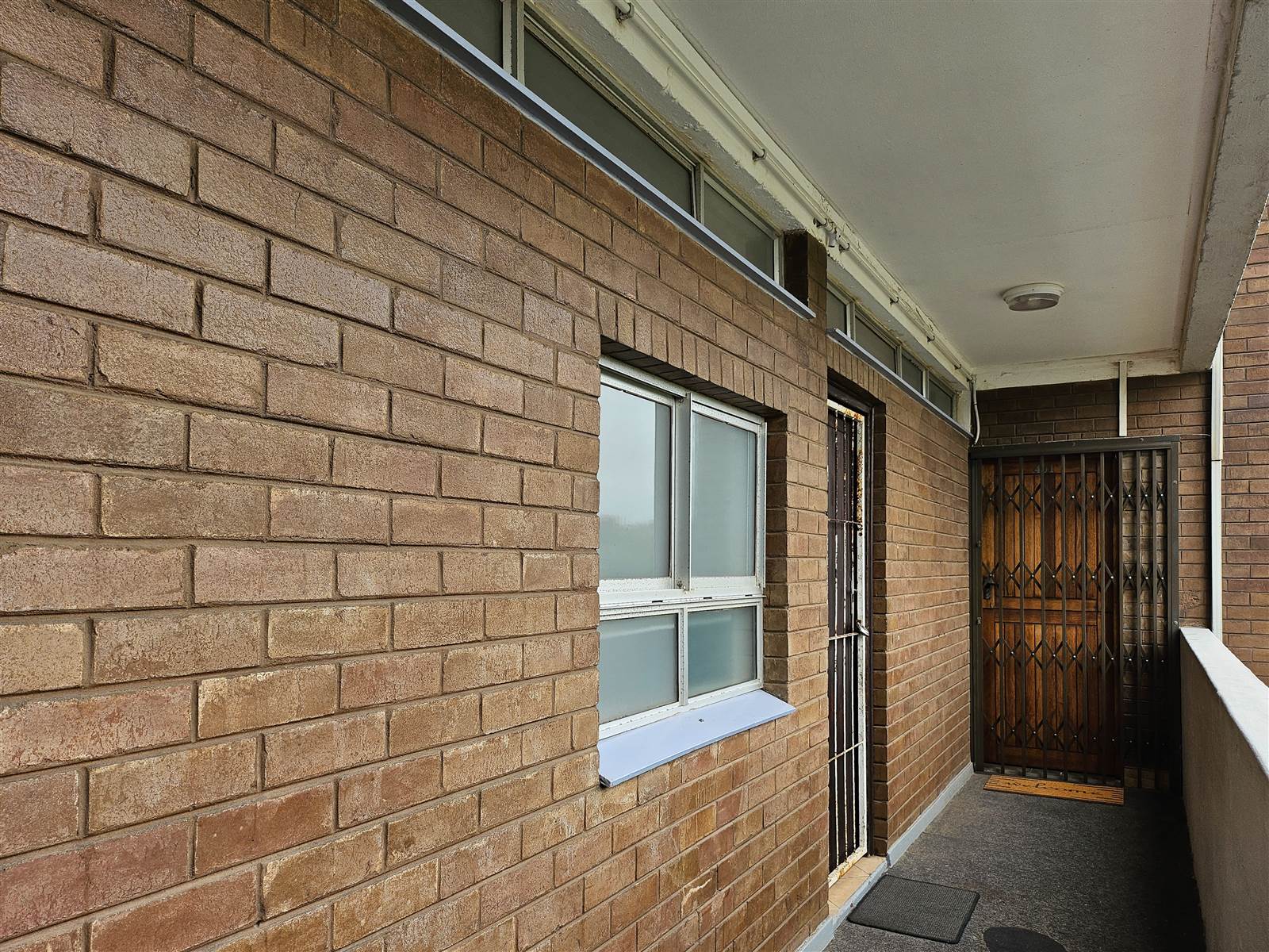 1 Bed Apartment in Doonside photo number 2