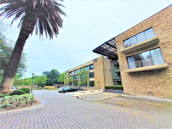 612  m² Office Space in Illovo