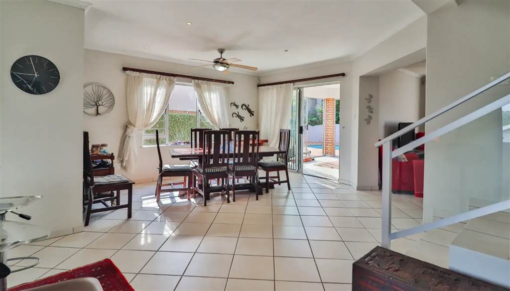 4 Bed Townhouse in Uvongo photo number 9
