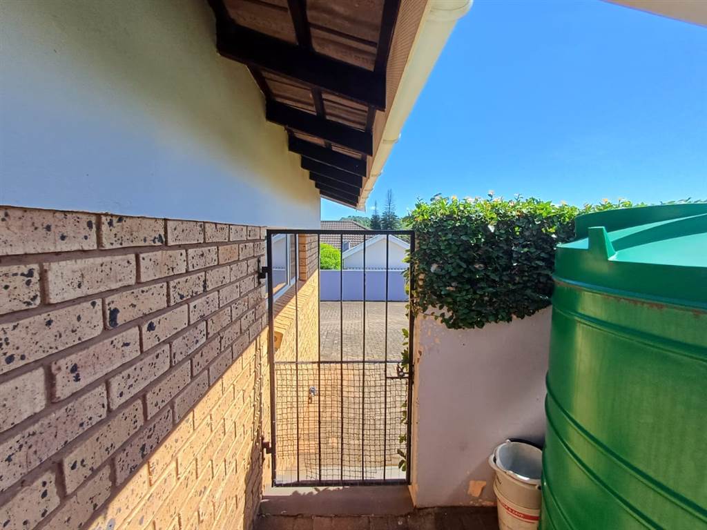 4 Bed Townhouse in Uvongo photo number 8