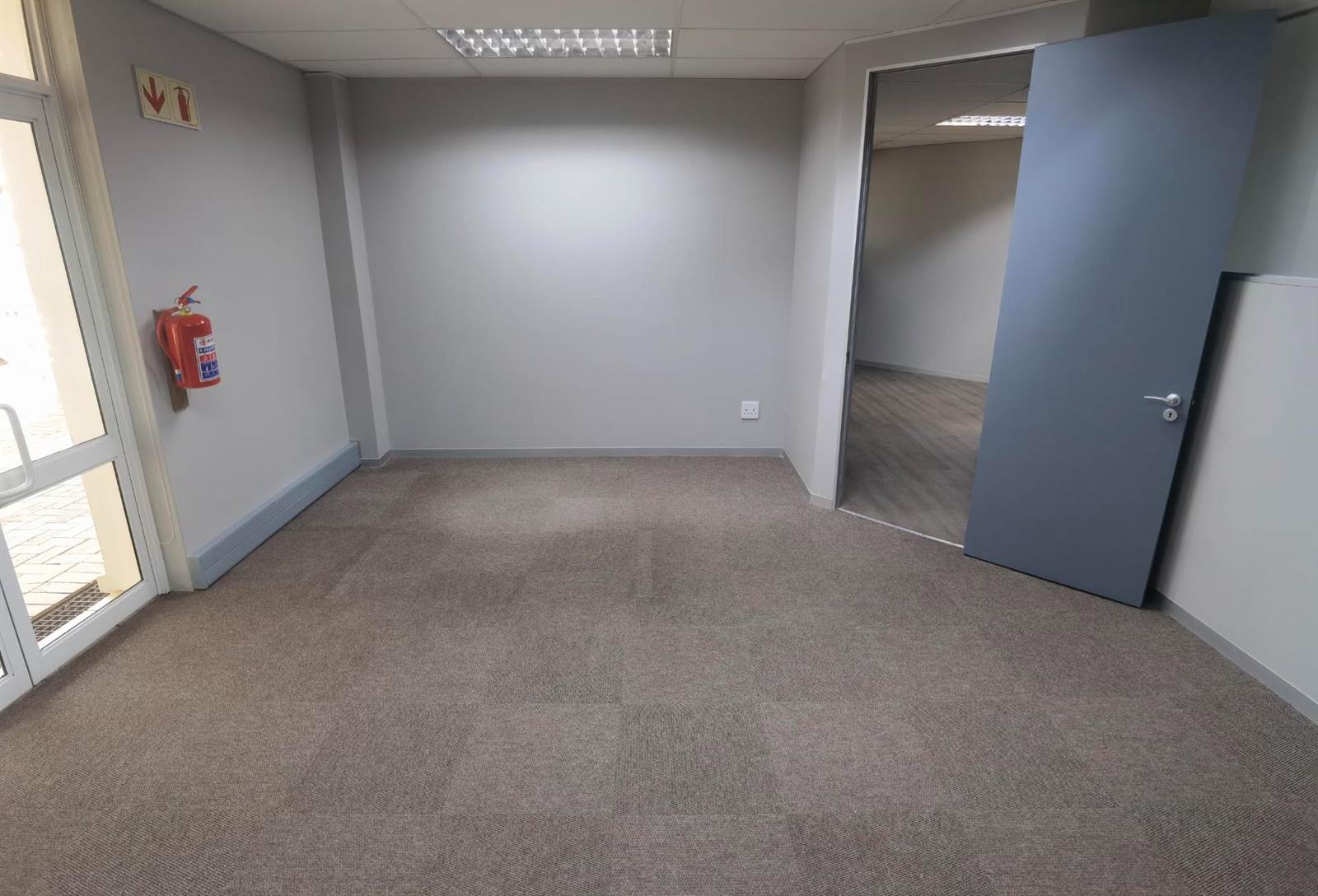 122  m² Commercial space in Lynnwood photo number 7