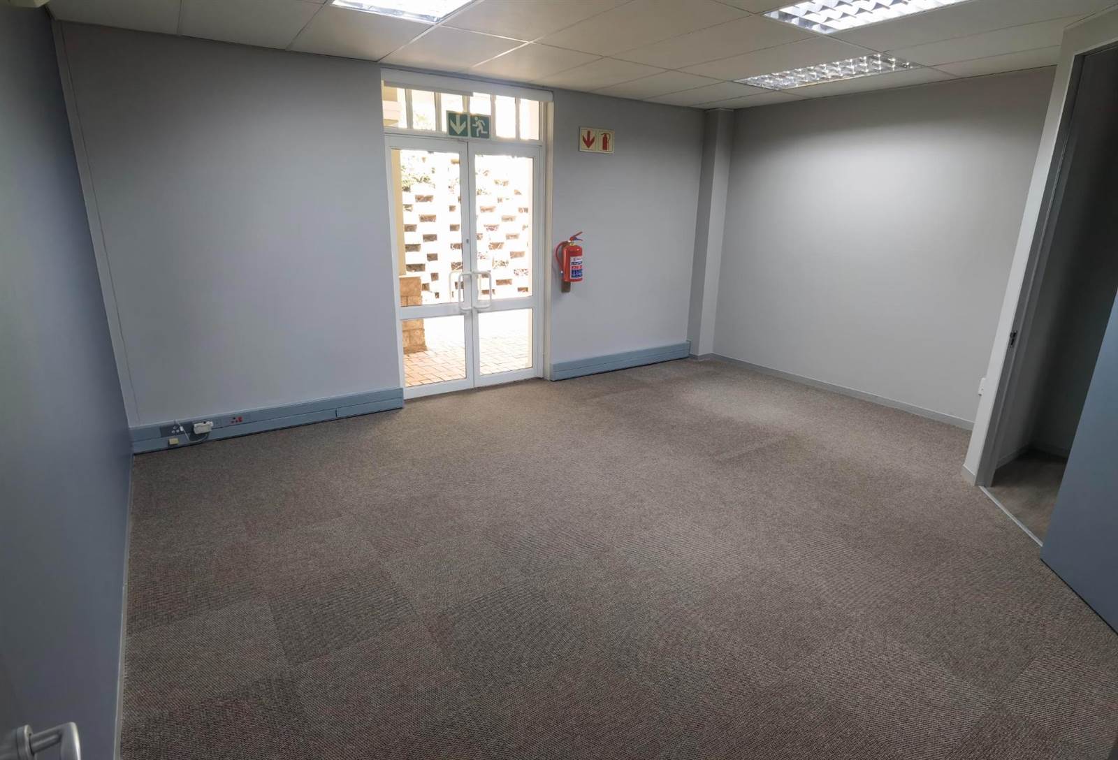 122  m² Commercial space in Lynnwood photo number 6