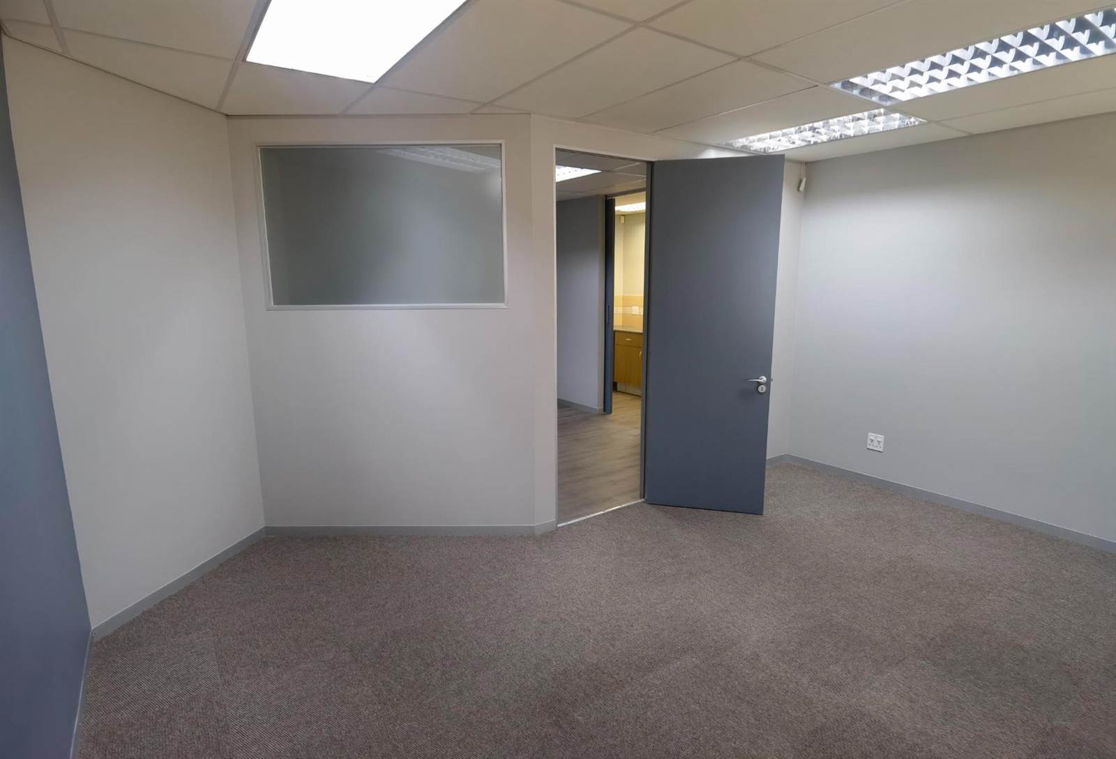 122  m² Commercial space in Lynnwood photo number 10