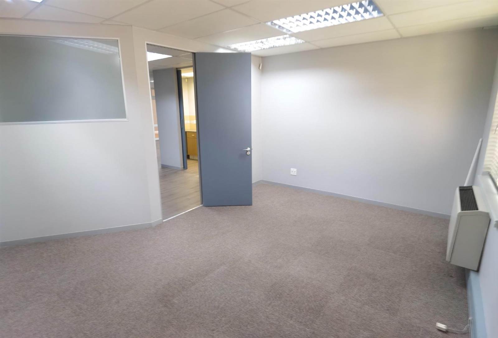 122  m² Commercial space in Lynnwood photo number 9