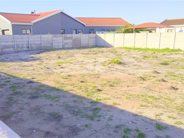 677 m² Land available in Port Owen