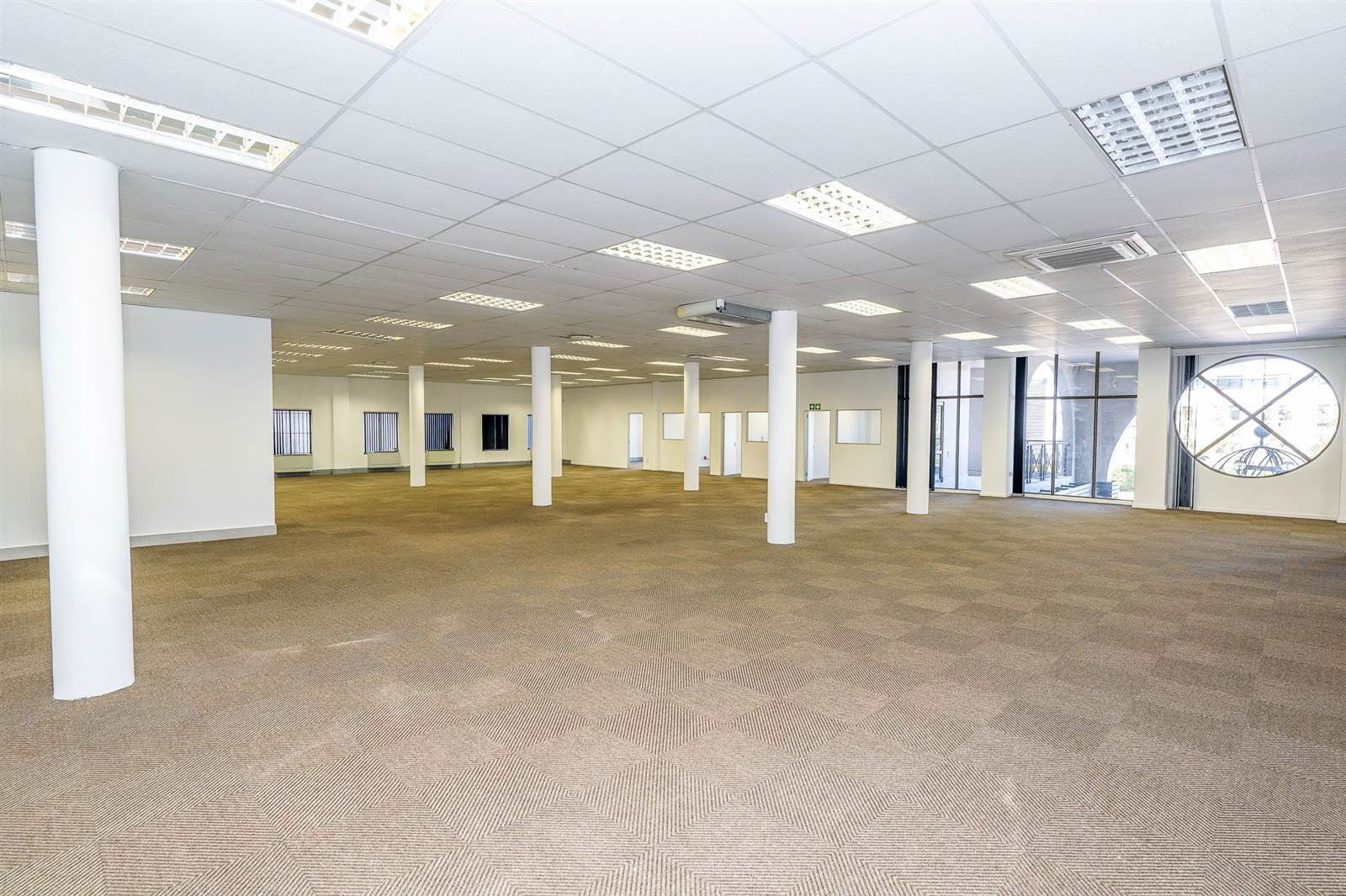 633  m² Commercial space in Oakdale photo number 2