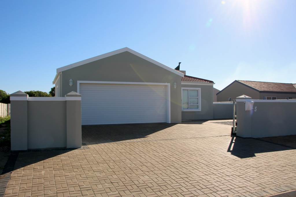 4 Bed House in Port Owen photo number 2