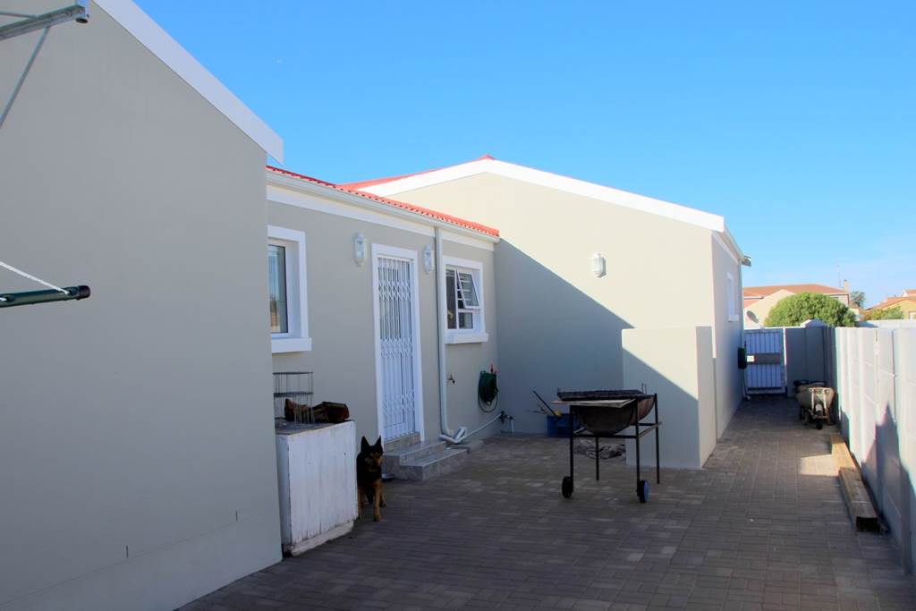 4 Bed House in Port Owen photo number 18