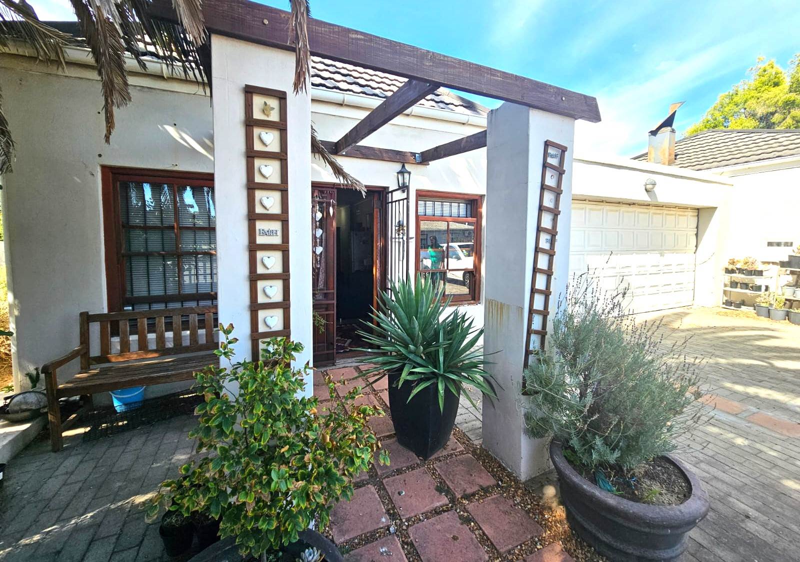 4 Bed House in Northern Paarl photo number 1
