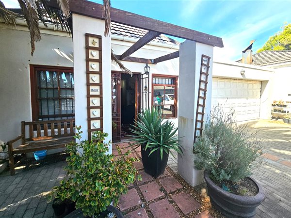 4 Bed House in Northern Paarl