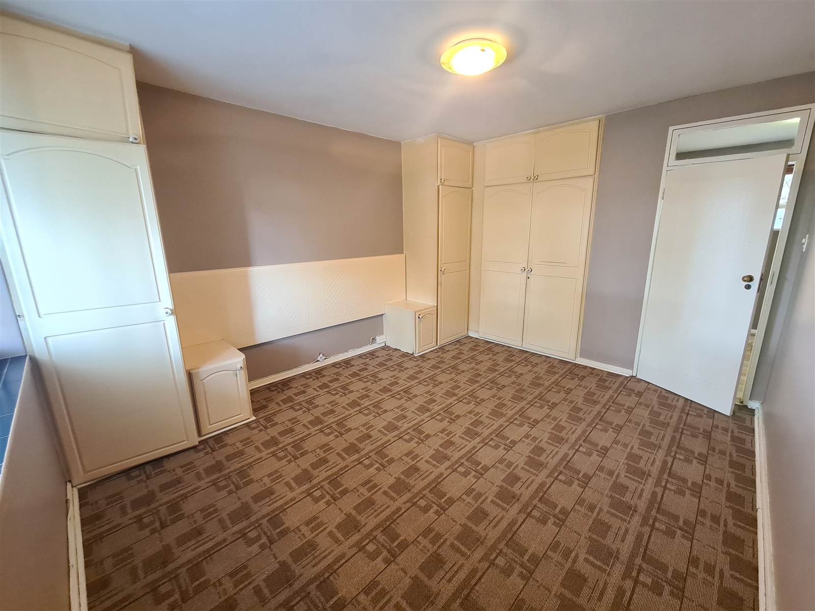 1.5 Bed Apartment in Essenwood photo number 5