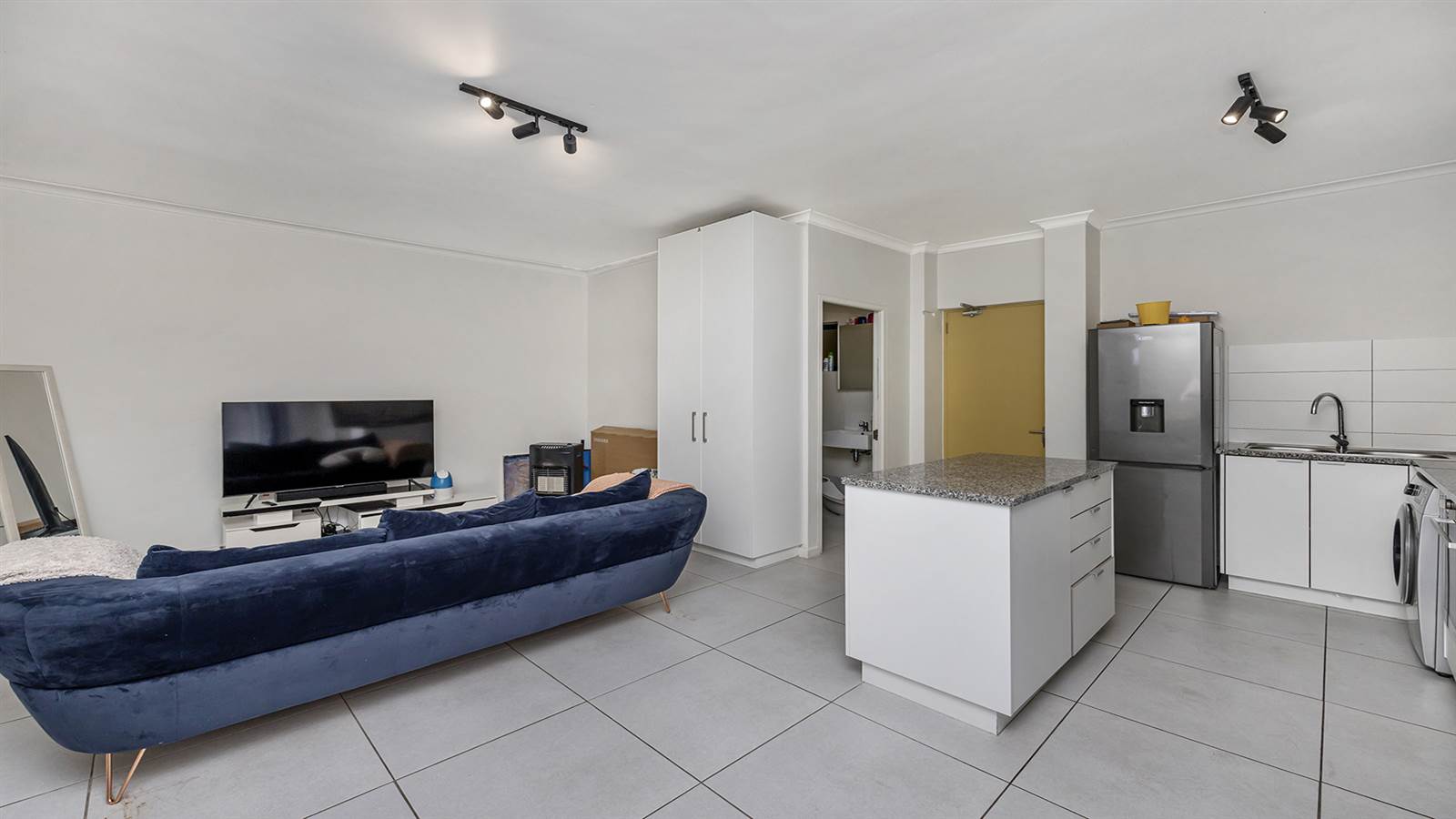 2 Bed Apartment in Tableview photo number 6