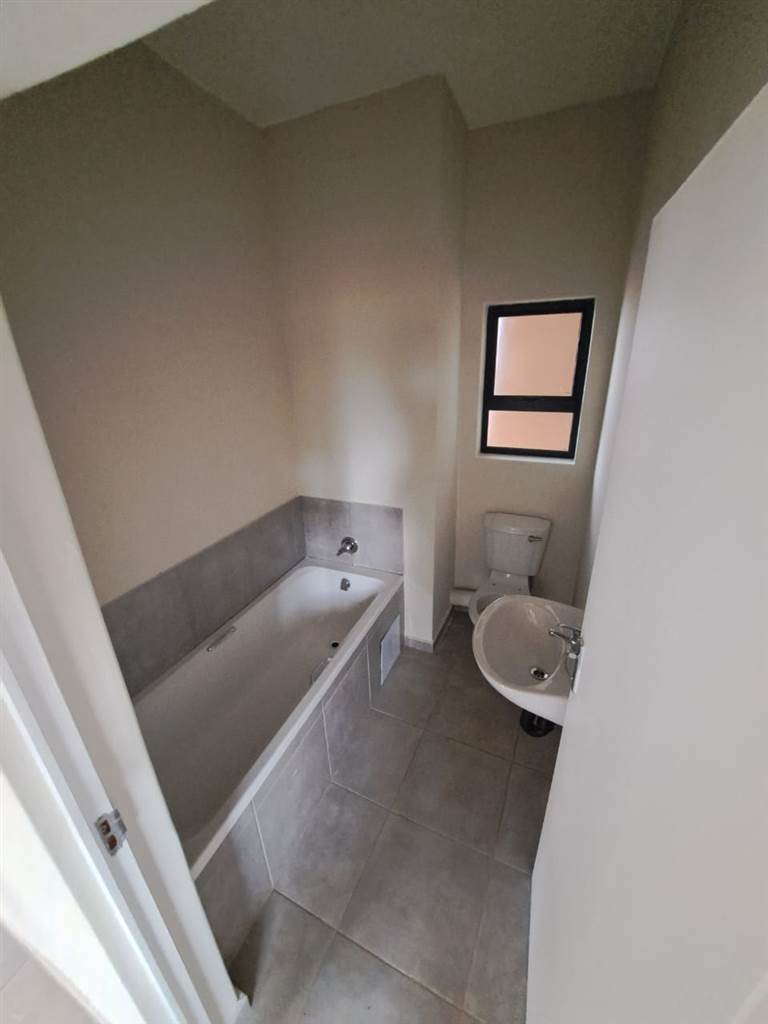 2 Bed Apartment in Katlehong photo number 8