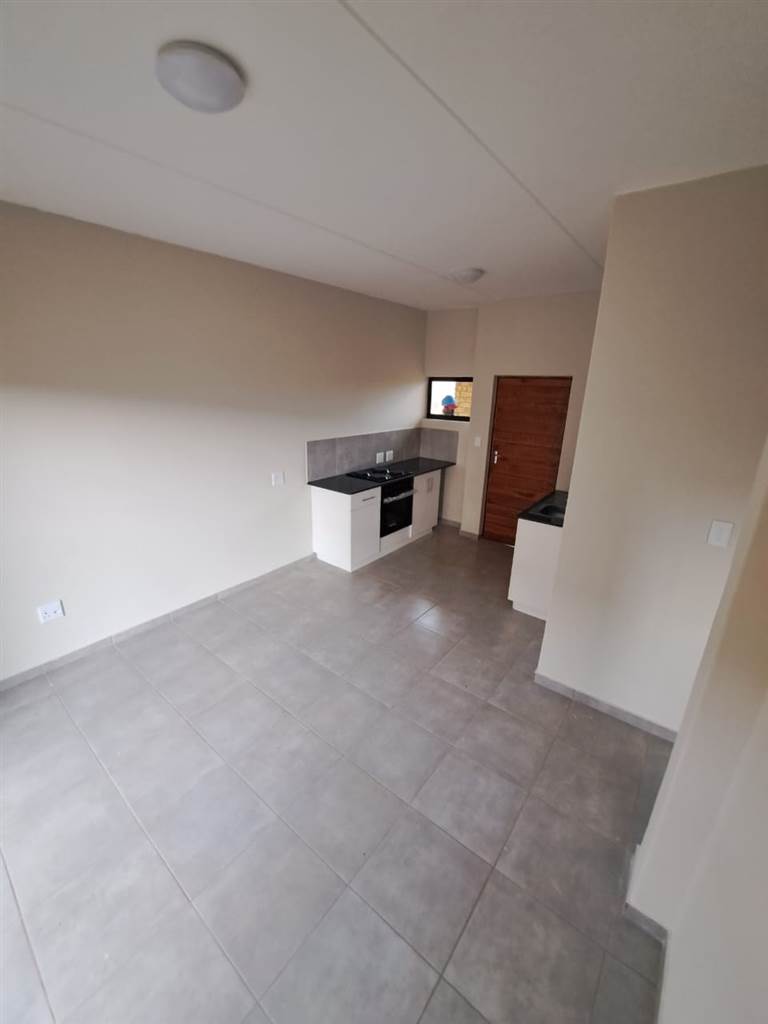 2 Bed Apartment in Katlehong photo number 5
