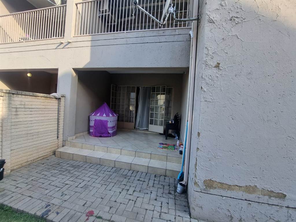 2 Bed Apartment in Waterval East photo number 5
