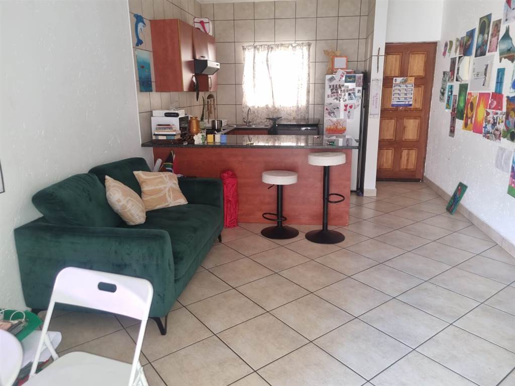 2 Bed Apartment in Waterval East photo number 10