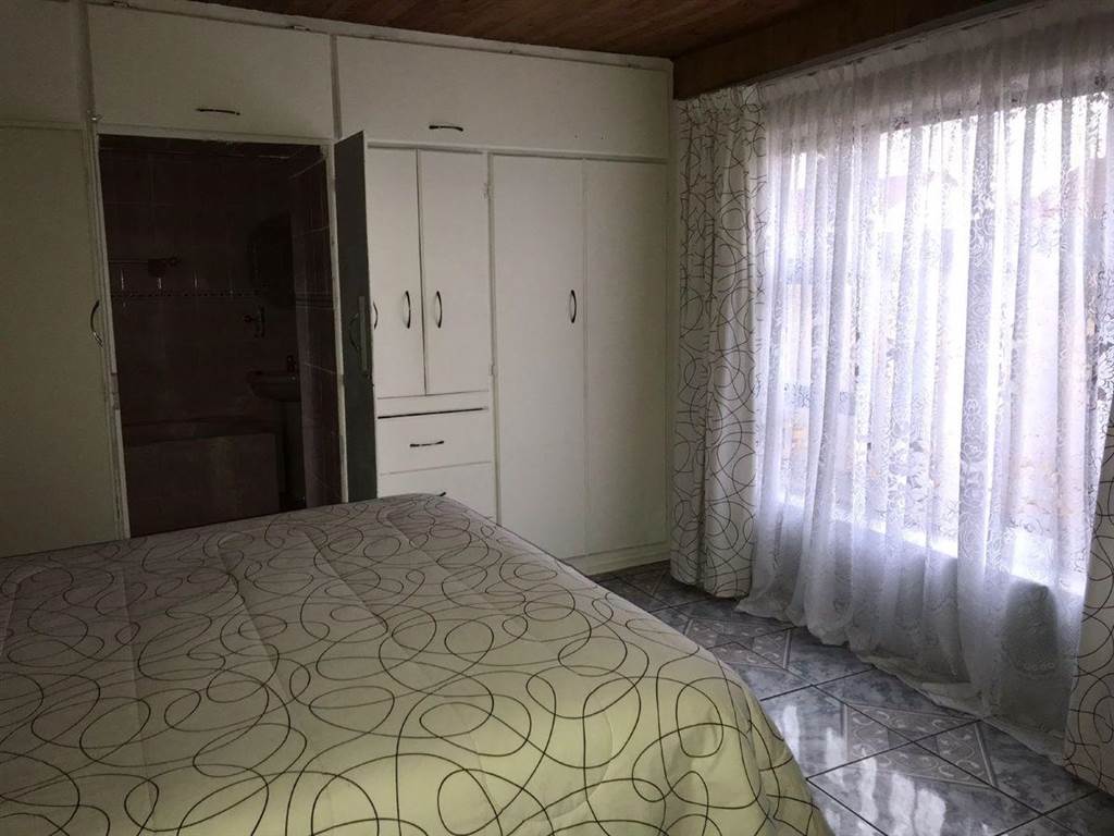 4 Bed House in Selosesha photo number 13