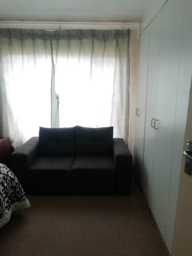 2 Bed Apartment in Lakefield photo number 14