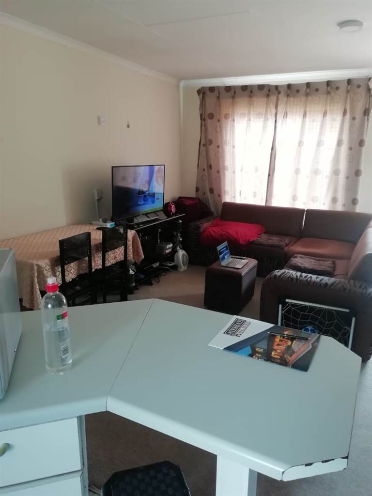 2 Bed Apartment in Lakefield photo number 8