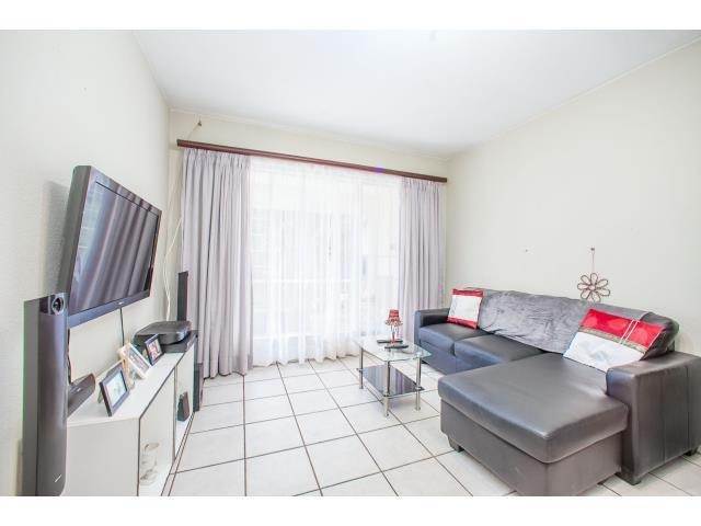 2 Bed Apartment in Douglasdale photo number 4
