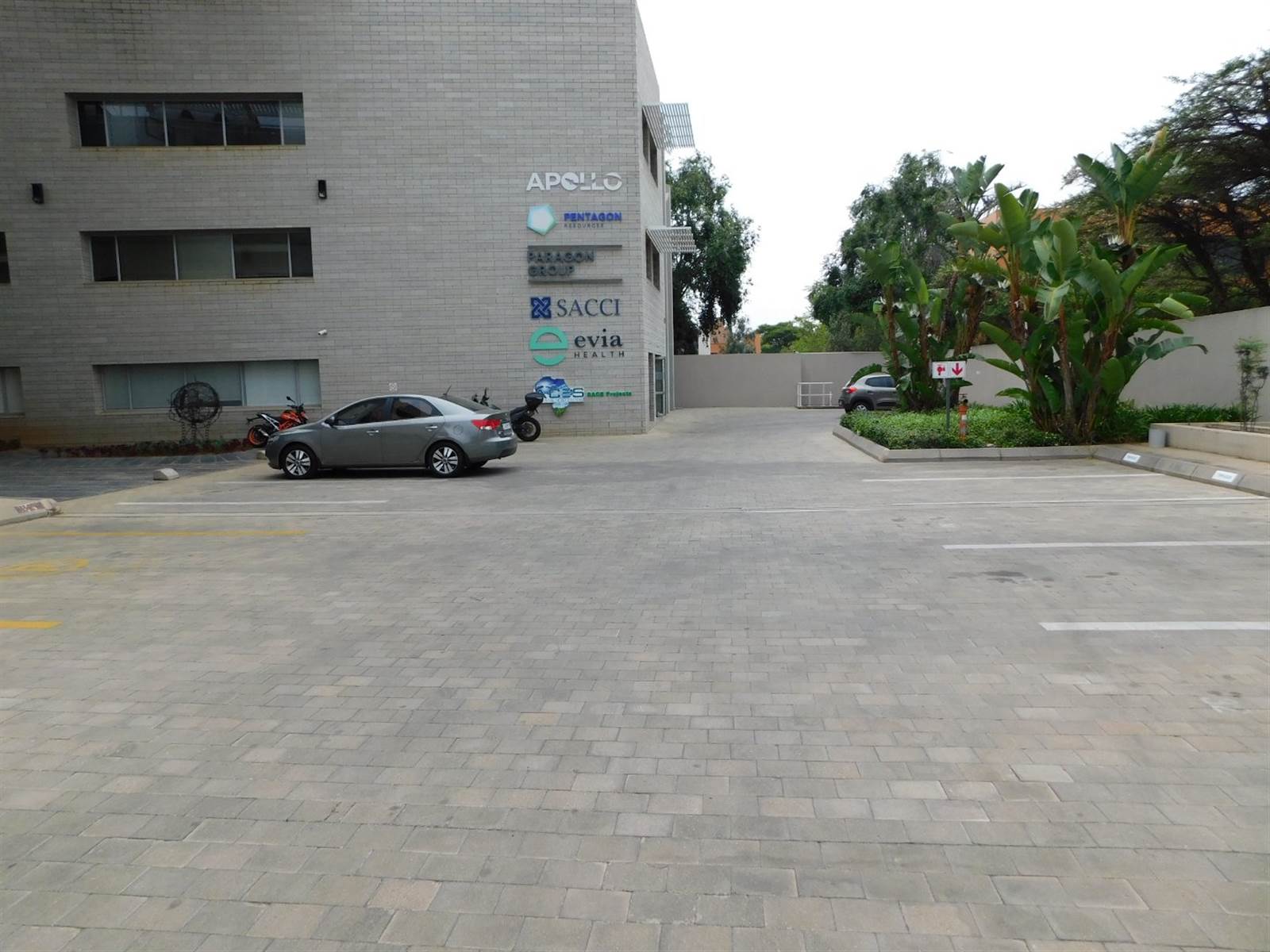 938  m² Office Space in Illovo photo number 2