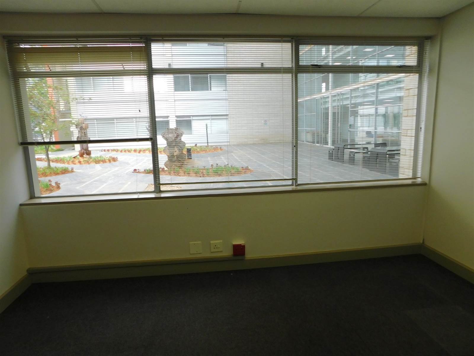 938  m² Office Space in Illovo photo number 9