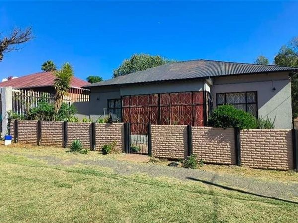 4 Bed House in Rosettenville