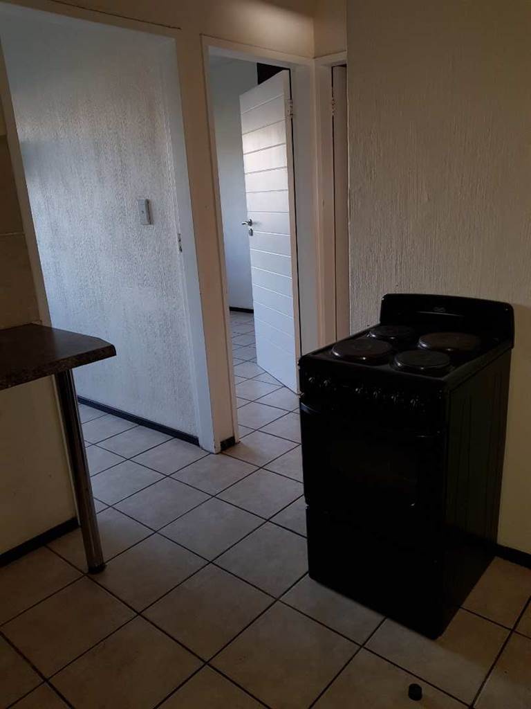 1 Bed Apartment in Ruimsig photo number 4
